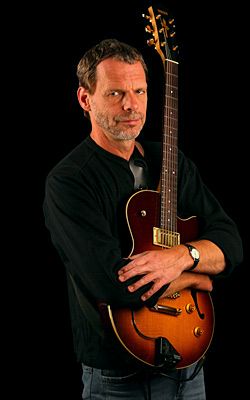 Der Gitarrenlehrer Gerold Heitbaum erteilt Gitarrenunterricht